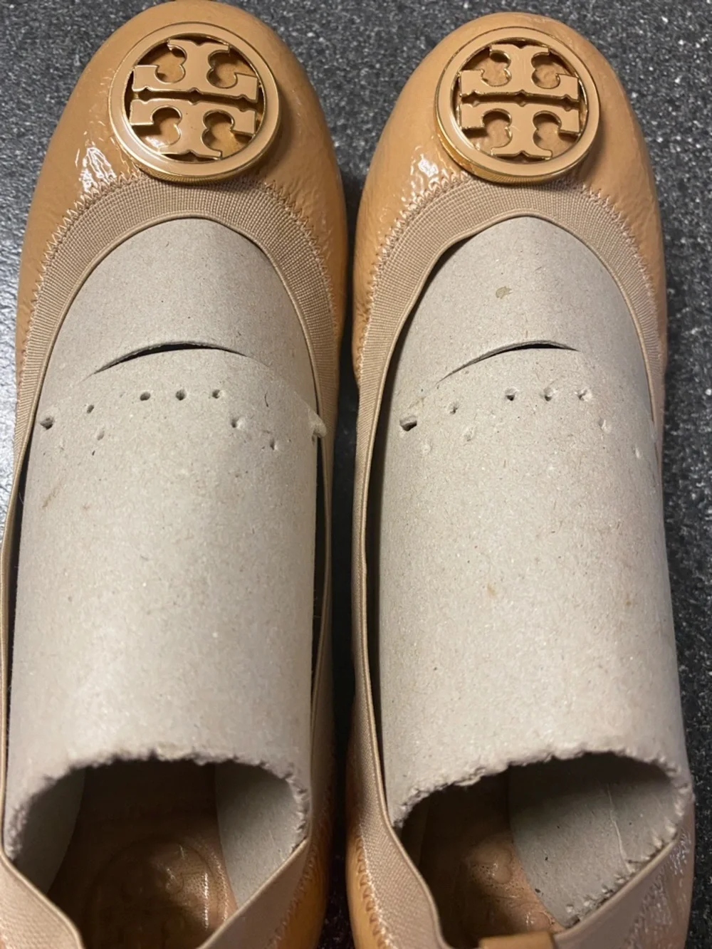 Tory Burch Caroline Tan Patent Leather Logo Ballet Flats - Picture 9 of 11